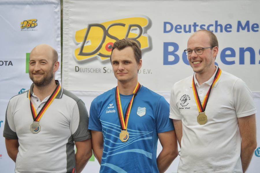 Michael Gradl gewinnt bei der Deutschen Meisterschaft im Feldbogen die Bronzemedaille